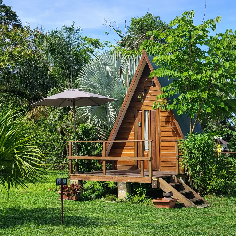 Carbet traditionnel en bois au cœur de la nature – hébergement insolite en Guyane