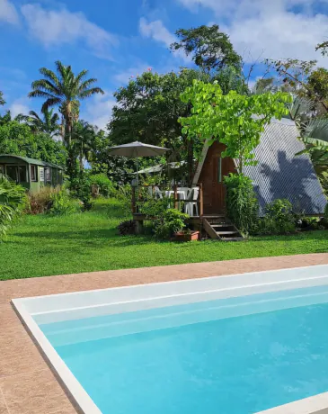 Piscine et hébergement insolite au Royal Ranch en Guyane