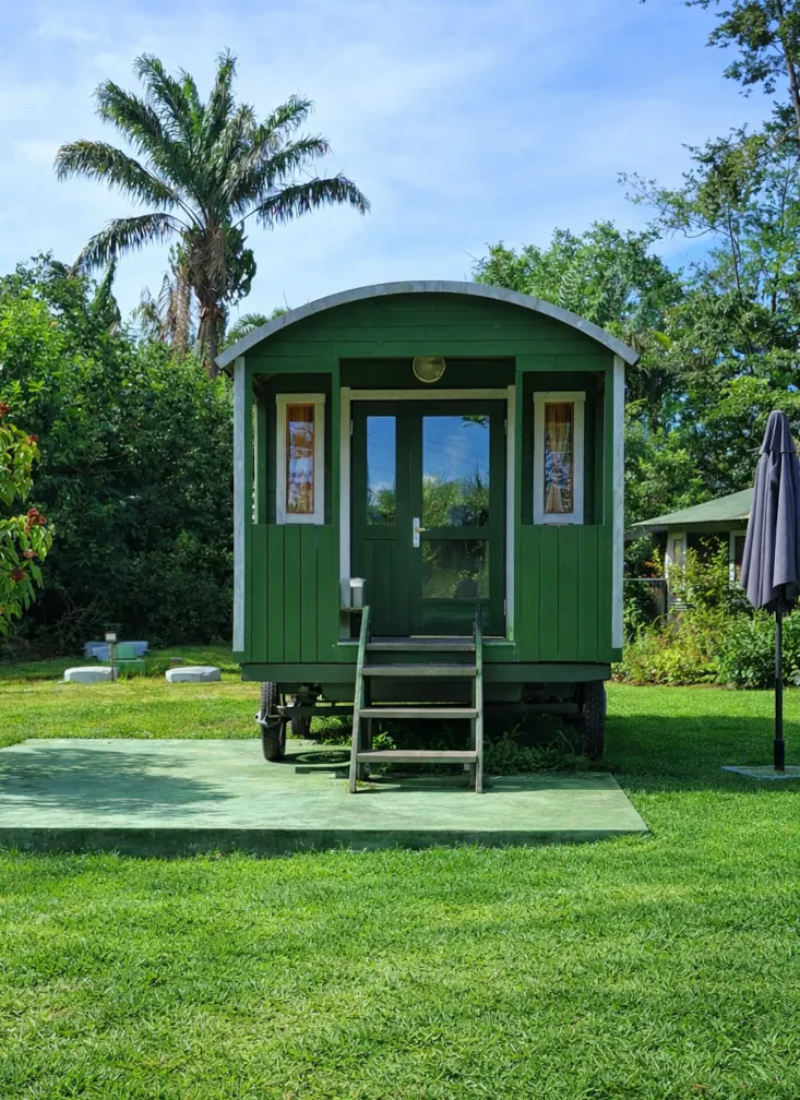 Roulotte bohème en pleine nature tropicale au Royal Ranch Nature Évasion en Guyane