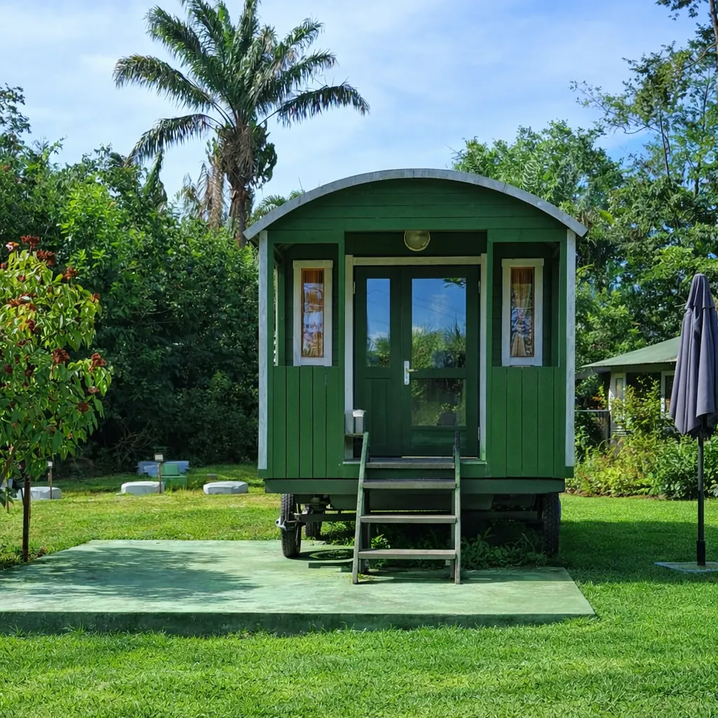 Roulotte en bois au cœur de la nature – hébergement insolite au Royal Ranch en Guyane